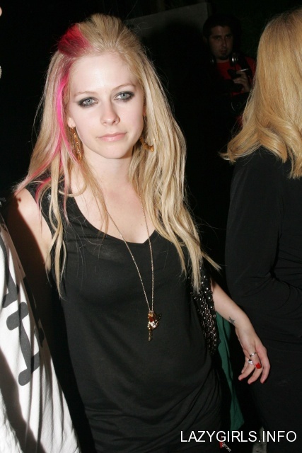 avril_lavigne_sept_15_2007b_xjcpue5_sized.jpg