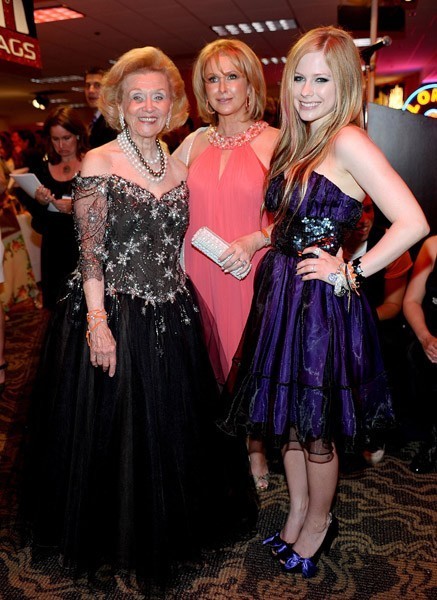 Avril-Lavigne-avril-lavigne-6430909-437-600.jpg